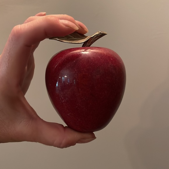 Red Marble Apple 🍎 Snow White - Picture 3 of 8